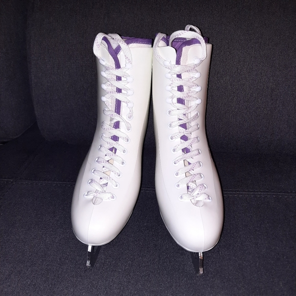 Woman Skates - Picture 1 of 5